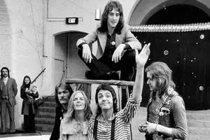 Pop Group Paul McCartney And Wings 
