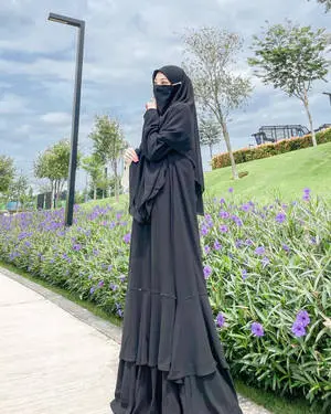 Woman Dressed With Cadar And Hijab